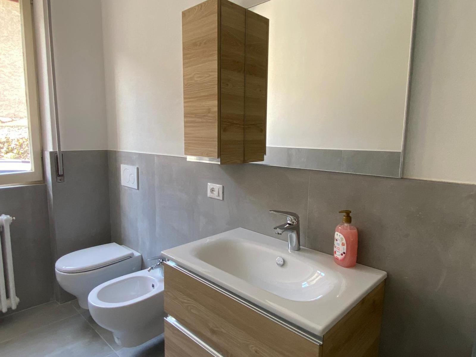 Villa The Swan - Composed By 2 Apartments Mandello del Lario Exteriör bild